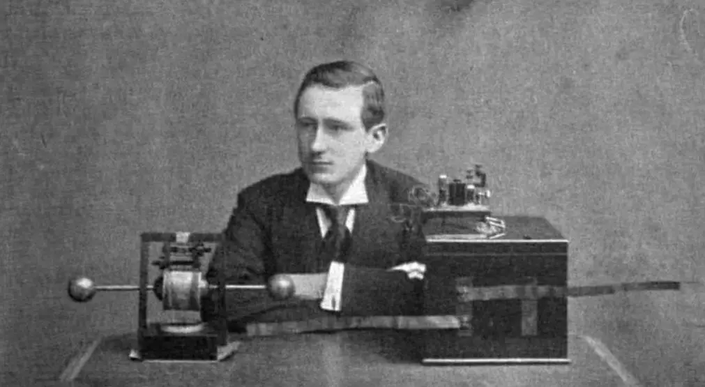 Marconi and his wireless apparatus 1897